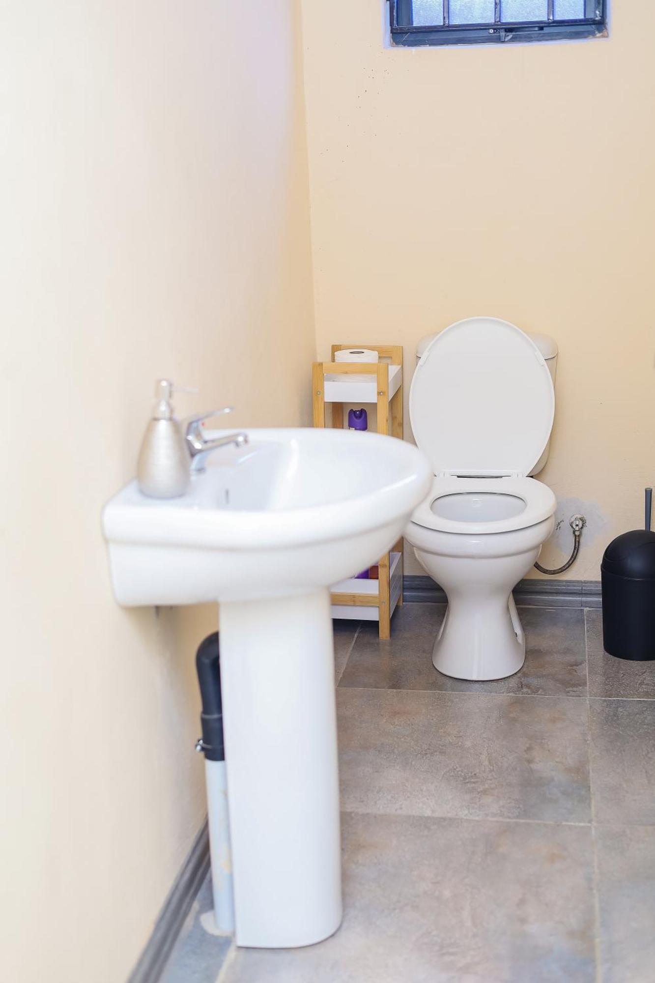 Stylish Self Catering Unit In Maseru Cbd Экстерьер фото